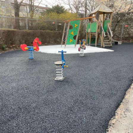 Bild enthält, Play Area, Outdoor Play Area, Outdoors, Road, Tarmac