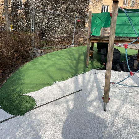 Bild enthält, Play Area, Outdoor Play Area, Outdoors, Adult, Male, Man, Person, Footwear, Shoe