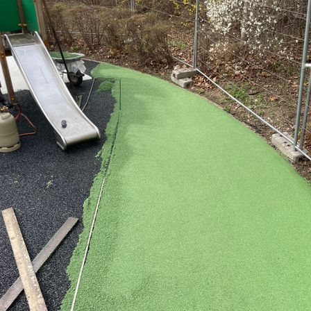 Bild enthält, Adult, Male, Man, Person, Shoe, Glove, Play Area, Outdoors, Outdoor Play Area, Grass