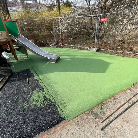 Bild enthält, Play Area, Outdoor Play Area, Outdoors, Glove, Adult, Male, Man, Person, Shoe