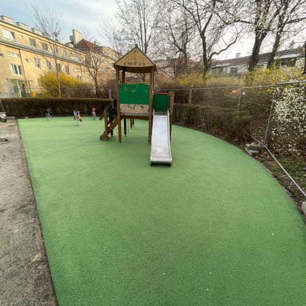 Bild enthält, Outdoor Play Area, Outdoors, Play Area, Person, Clothing, Footwear, Shoe