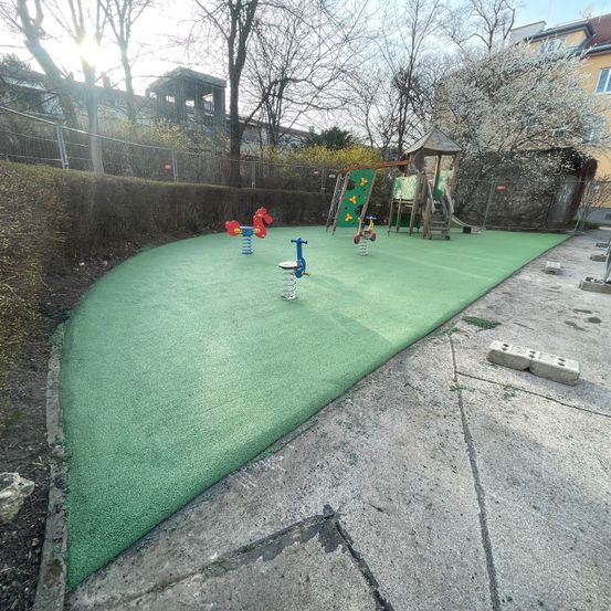 Bild enthält, Outdoor Play Area, Outdoors, Play Area, Person, Clothing, Footwear, Shoe