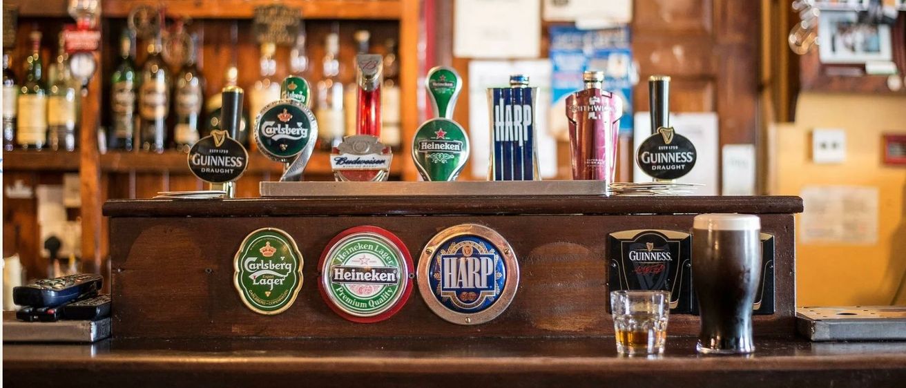 Bild enthält, Pub, Alcohol, Beer, Bottle, Perfume, Ice Hockey Puck, Bar, Factory