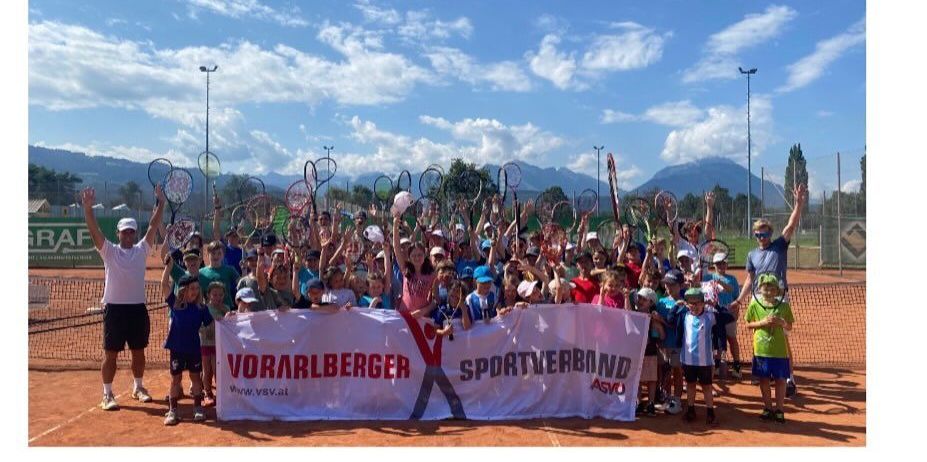 Plakat für Kinderschnuppertennis mit einer Gruppe von Kindern, die Tennisschläger halten und ein Banner mit dem Text 'Vorarlberger Sportverband' tragen.