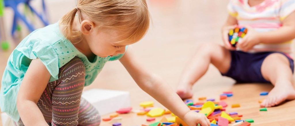 Bild enthält, Play, Child, Female, Girl, Person, Face, Head, Symbol