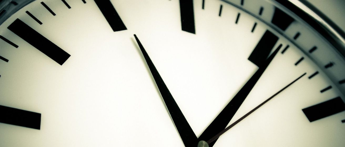 Bild enthält, Analog Clock, Clock, Blade, Dagger, Knife, Weapon