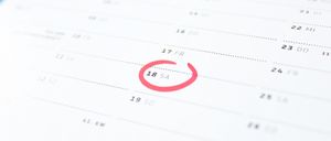 Eine Kalenderseite mit den Tagen 11 bis 25, wobei der 18. mit einem roten Kreis hervorgehoben ist. Es gibt Datumsangaben und etwas Text, aber es ist unklar.