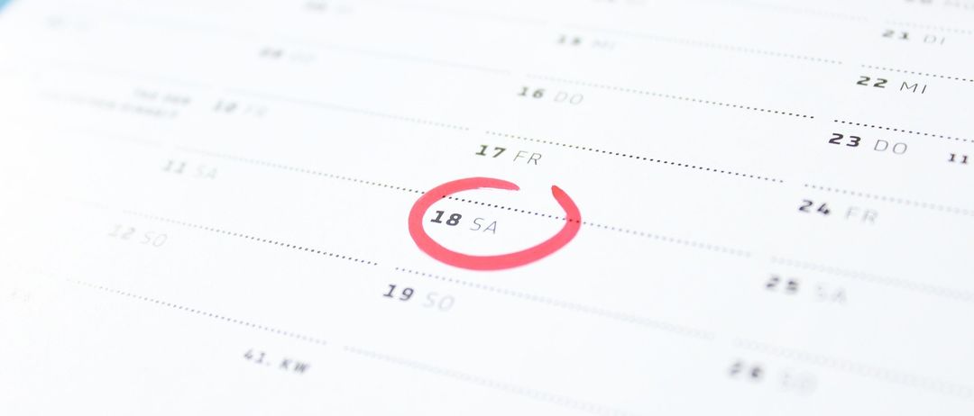 Eine Kalenderseite mit den Tagen 11 bis 25, wobei der 18. mit einem roten Kreis hervorgehoben ist. Es gibt Datumsangaben und etwas Text, aber es ist unklar.