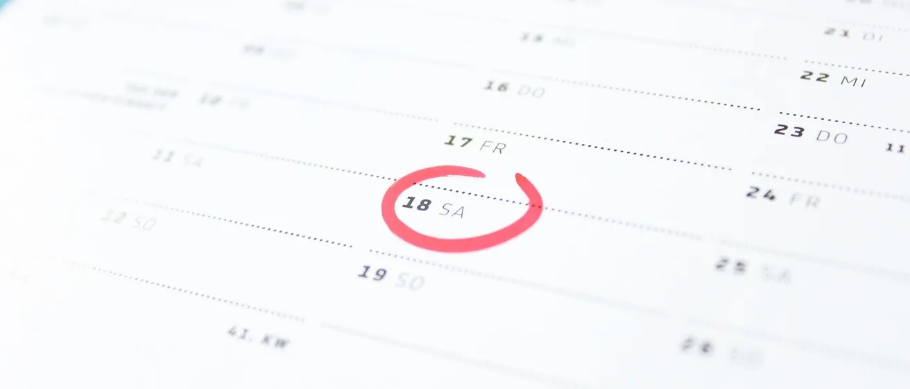 Eine Kalenderseite mit den Tagen 11 bis 25, wobei der 18. mit einem roten Kreis hervorgehoben ist. Es gibt Datumsangaben und etwas Text, aber es ist unklar.