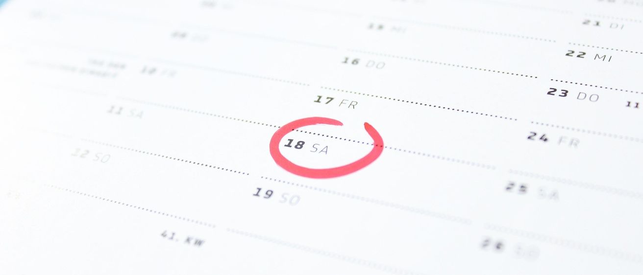 Eine Kalenderseite mit den Tagen 11 bis 25, wobei der 18. mit einem roten Kreis hervorgehoben ist. Es gibt Datumsangaben und etwas Text, aber es ist unklar.