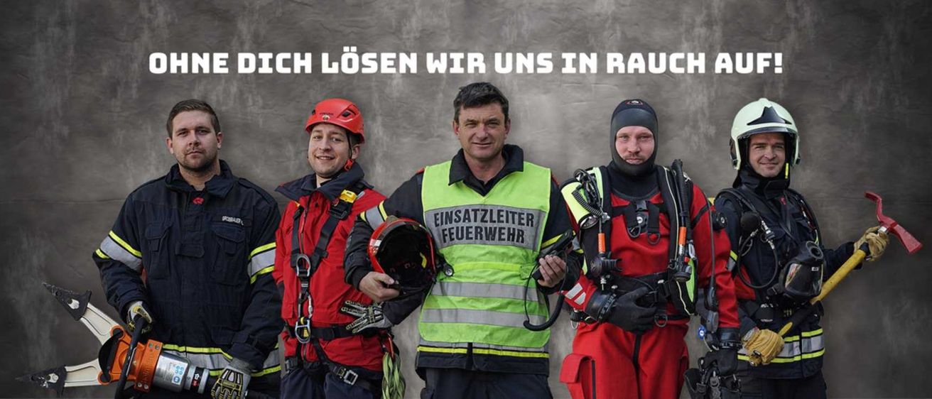 Bild enthält, People, Person, Adult, Male, Man, Helmet, Face, Glove, Jacket, Axe