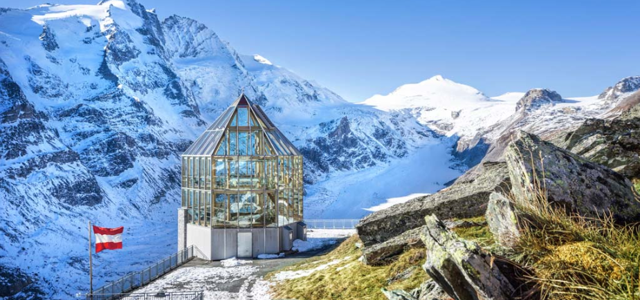 Bild enthält, Nature, Outdoors, Scenery, Mountain Range, Peak, Architecture, Building, Austria Flag, Flag