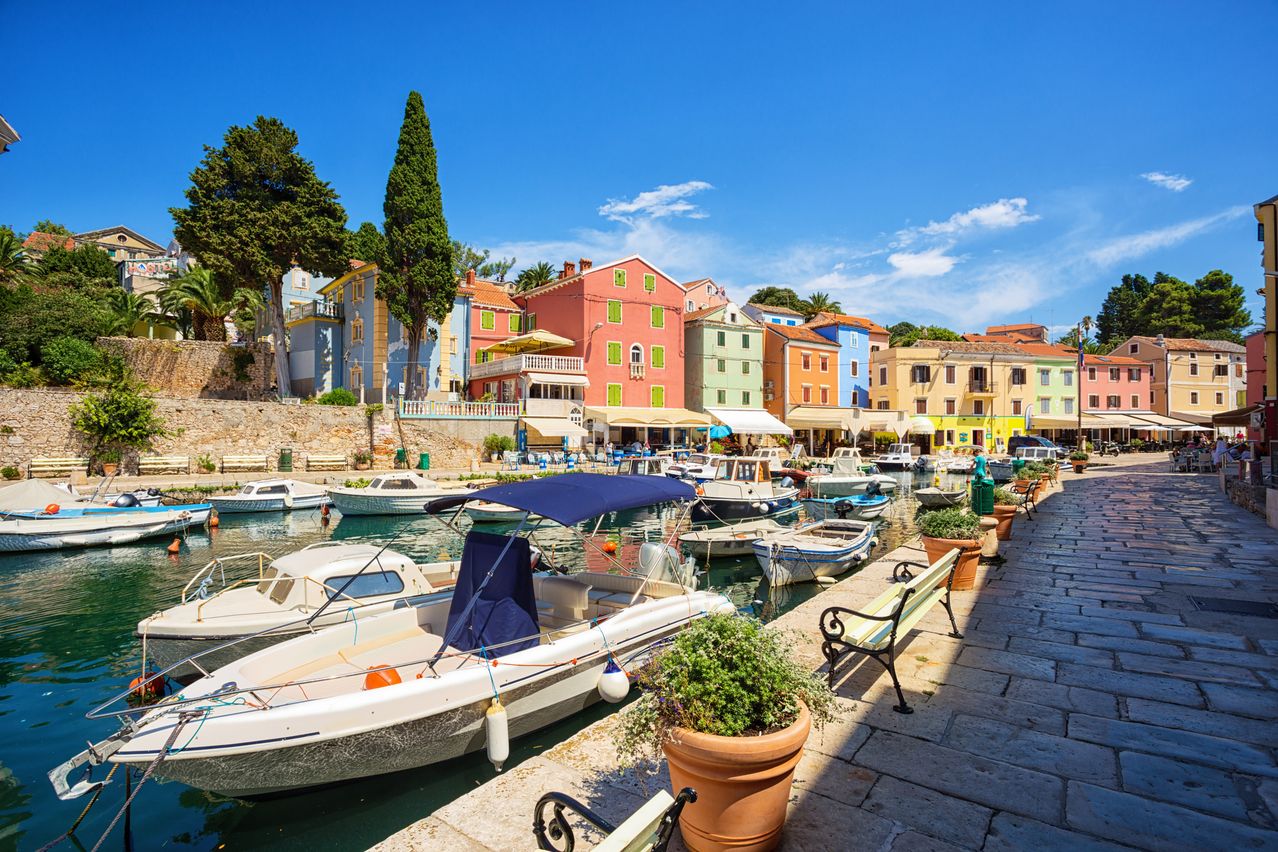 Bild enthält, Waterfront, Harbor, Pier, Neighborhood, Watercraft, Port, Path, Walkway, Boat, Plant