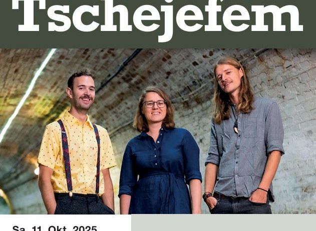 Plakat für ein Musikevent mit drei Personen. Der obere Teil zeigt den Bandnamen 'Tschejefem' und Sponsoren wie 'Greilbau' und 'Lowa'. Darunter stehen drei Personen gegen eine Ziegelwand und lächeln. Das Datum ist Samstag, 11. Oktober 2025, um 19:30 Uhr. Der Veranstaltungsort ist Martinus Saal, St. Martin i. I. Tickets sind erhältlich unter www.intrada.at.