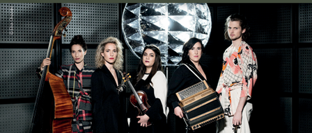 Plakat für Almas Konzert am 3. Oktober 2026 um 20:00 Uhr im Martinus Saal, mit einer Gruppe von Musikern mit verschiedenen Instrumenten. Das Plakat enthält Logos für Sponsoren und Partner.