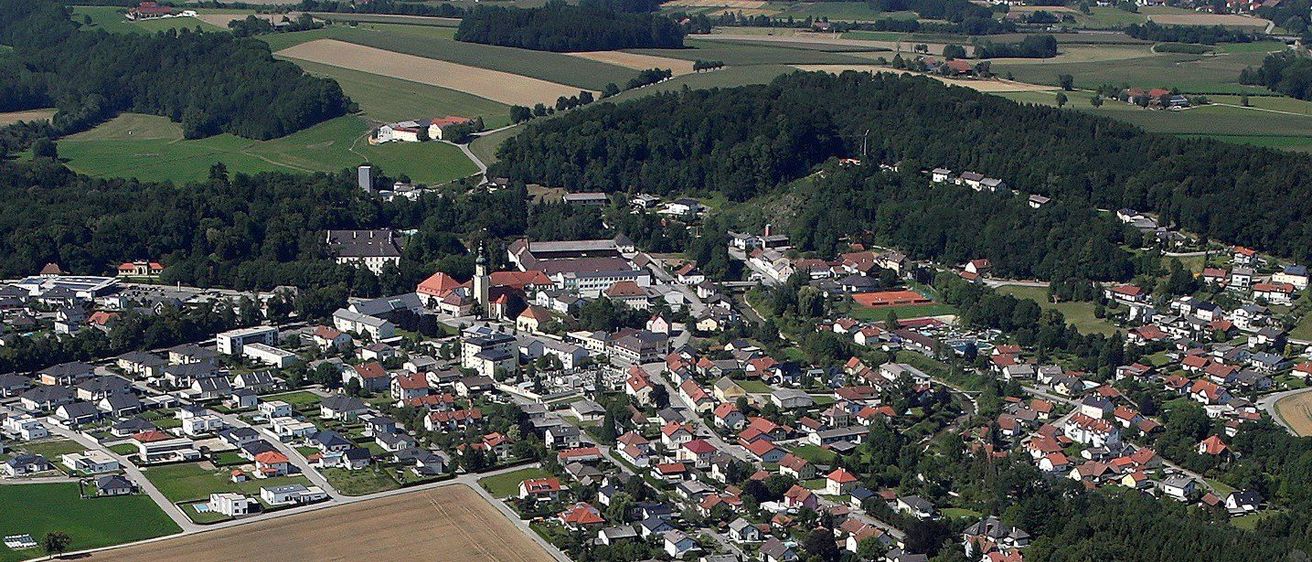 Bild enthält, Neighborhood, Outdoors, Nature, Suburb, Aerial View, Building, Cityscape, Urban, Grass, Plant