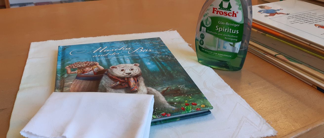 Bild enthält, Book, Publication, Furniture, Table, Person