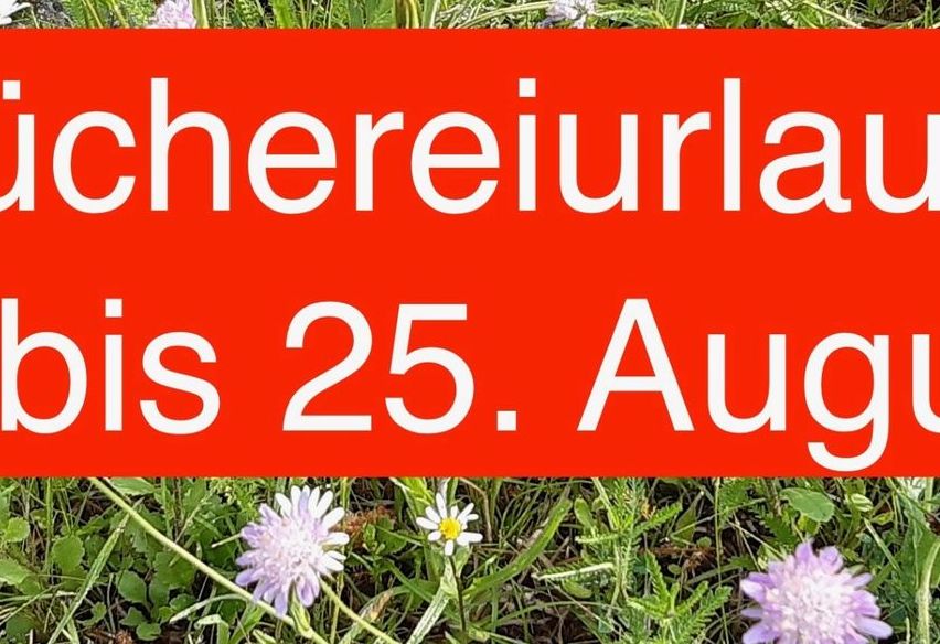 Ein Feld mit Wildblumen und einem Schild, das 'Buchereiurlaub: 5. bis 25. August' in weißen Buchstaben auf rotem Hintergrund steht.