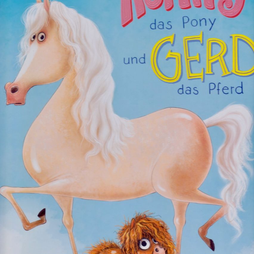 Illustration eines hellen Pferdes mit langem weißen Mähnen und Schweif, das nach vorne schaut. Darunter sieht ein kleineres Tier mit haariger Erscheinung nach oben. Der Text lautet 'und GERD das Pferd'.