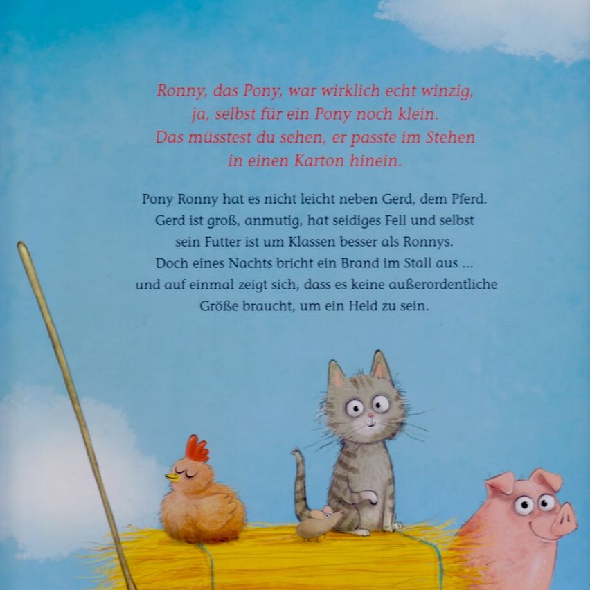 Eine Illustration einer Katze, eines Schweins und eines Huhns, die auf einem Heuhaufen sitzen. Die Katze erscheint größer als die anderen. Ein Glühwürmchen leuchtet im Hintergrund. Begleitender Text ist in Deutsch.