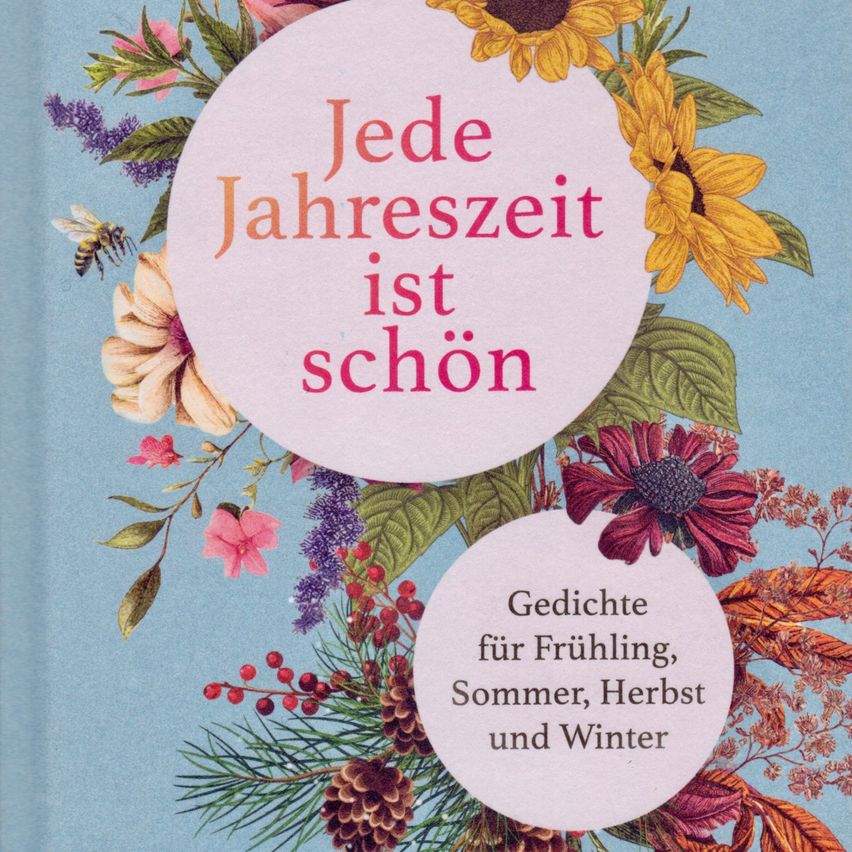 Ein Buchcover mit blauem Hintergrund, das einen Kreis mit dem Text 'Jede Jahreszeit ist schon' zeigt. Verschiedene Blumen und Blätter umgeben den Kreis. Das Design enthält Elemente wie Sonnenblumen, Rosen und Blätter. Eine Biene fliegt in der Nähe der Blumen.