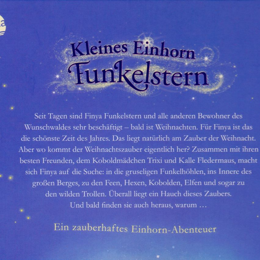 Ein Buchcover mit blauem Hintergrund und Sternen. Der Titel lautet 'Kleines Einhorn Funkelstern'. Der Text beschreibt ein zauberhaftes Abenteuer eines Einhorns namens Finya.