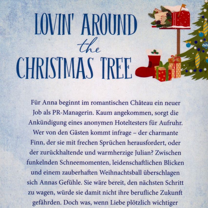 Plakat mit 'Lovin' Around the Christmas Tree' in blauen Buchstaben. Ein Weihnachtsbaum, Geschenke und ein dekorierter Briefkasten sind rechts. Der Text auf Deutsch beschreibt einen neuen Job in einem romantischen Chateau.