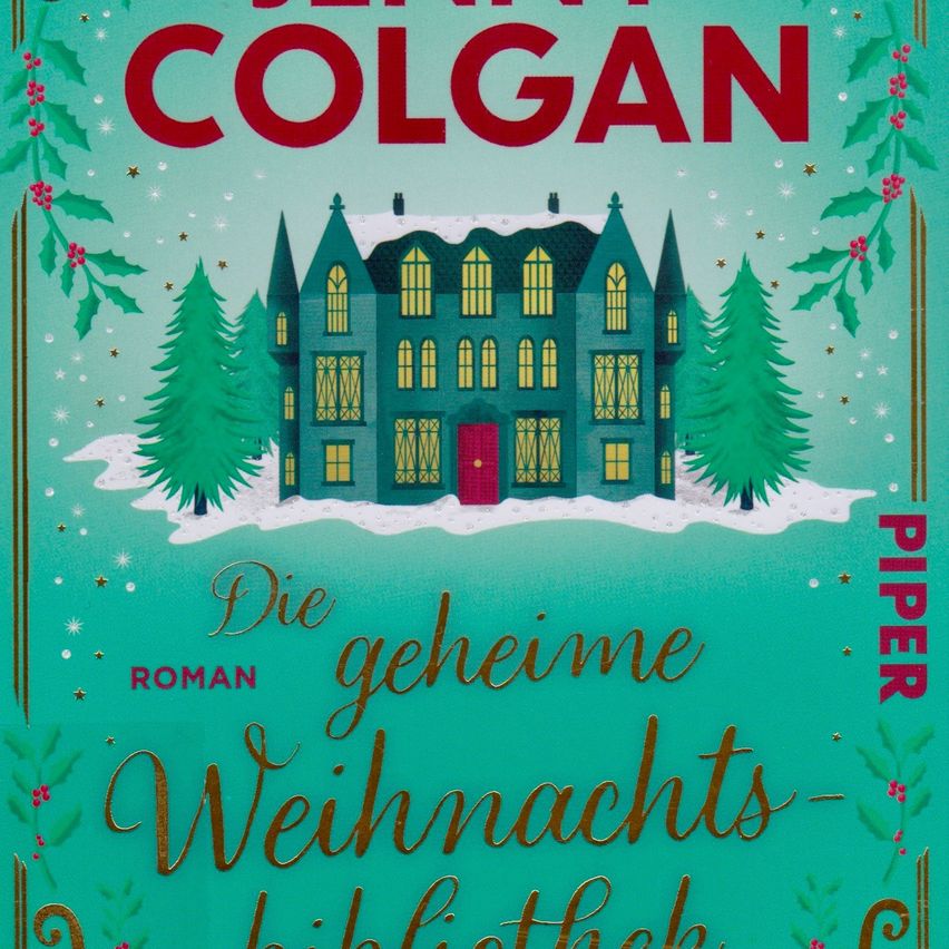 Das Buchcover zeigt ein Haus mit einer roten Tür, umgeben von Weihnachtsbäumen und Schnee. Der Titel 'Die geheime Weihnachtsbibliothek' steht in goldenen Buchstaben. Der Name der Autorin, J.K. Rowling, ist oben angebracht.
