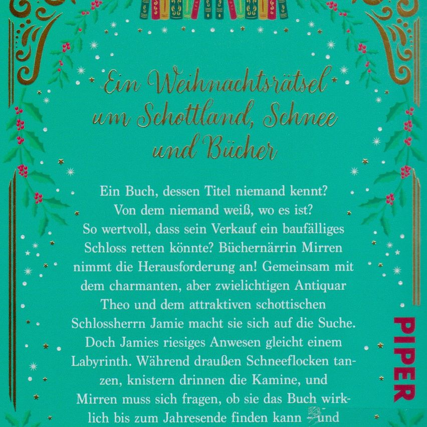 Ein Weihnachtsgeschenk aus Schottland, Schnee und Bücher. Ein Buch, dessen Titel niemand kennt? Niemand weiß, wo es ist. So wertvoll, dass sein Verkauf ein verfallenes Schloss retten könnte? Büchernärrin Mirren nimmt die Herausforderung an! Gemeinsam mit dem charmanten, aber zweideutigen Antiquar Theo und der attraktiven schottischen Schlossherrin Jamie macht sie sich auf die Suche. Doch Jamies imposante Präsenz gleicht einem Labyrinth. Während draußen Schneeflocken tanzen, knistern die Kamine, und Mirren muss sich fragen, ob sie das Buch bis zum Jahresende finden kann.