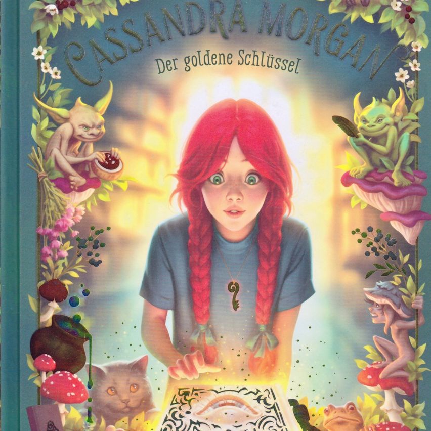 Ein Maedchen mit roten Haaren und Zöpfen haelt ein leuchtendes Buch mit einem Schluesselsymbol auf dem Titel. Der Titel lautet Cassandra Morgan, Der goldene Schlüssel. Es gibt Illustrationen von Kobolden, einer Katze und Pilzen.