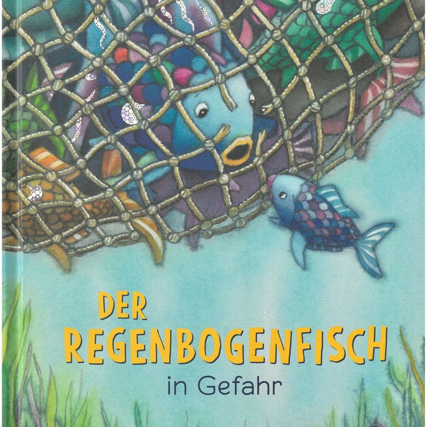 Illustration eines Buchcovers mit einem Fischnetz, in dem ein Regenbogenfisch schwimmt. Der Titel lautet 'Der Regenbogenfisch in Gefahr'.