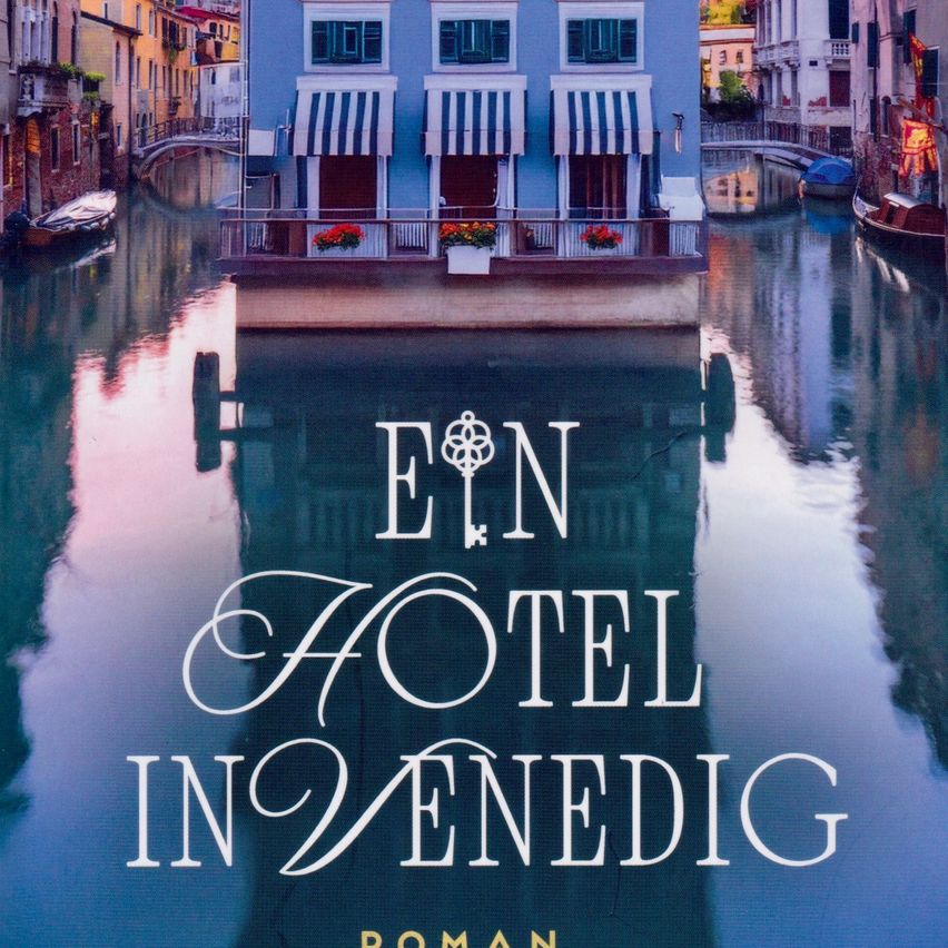 Buchcover für 'Ein Hotel in Venedig' zeigt ein blaues Gebäude, das sich im Wasser spiegelt, mit roten Blumen in weißen Pflanzgefäßen auf dem Balkon.