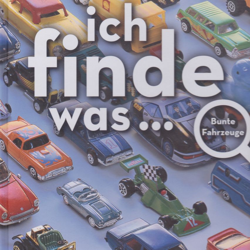 Ein Poster mit einer Lupe, das verschiedene Spielzeugautos zeigt, wie einen blauen Cabrio, einen roten Sportwagen und einen grünen Rennwagen. Das Poster hat die Worte 'ich finde was...' in weißer Schrift.