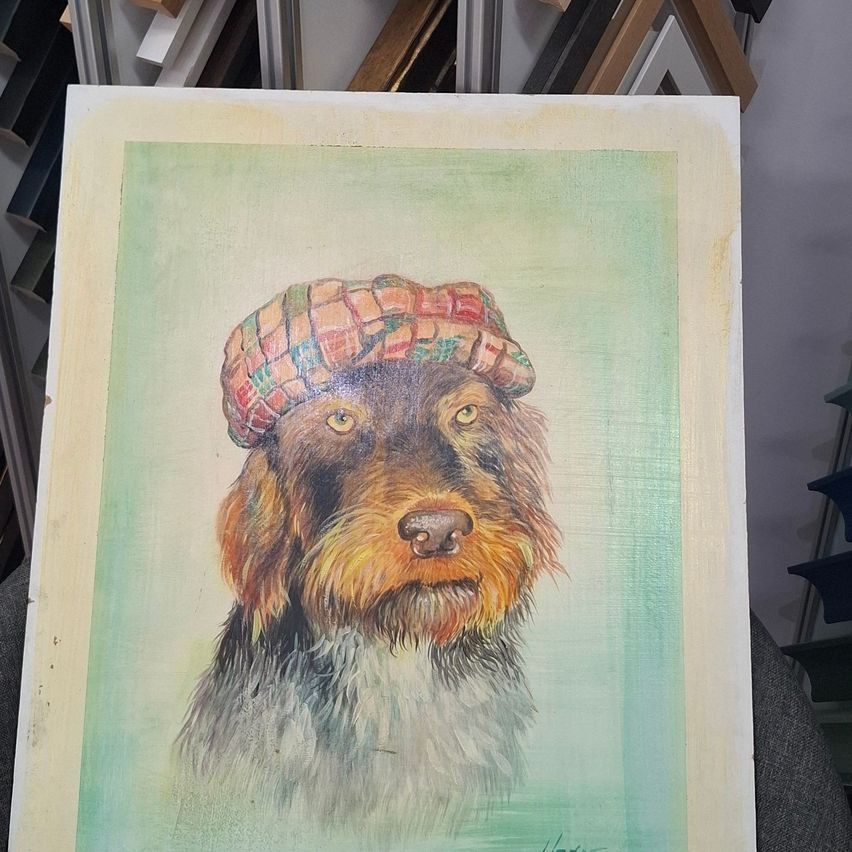 Ein Gemälde eines Hundes mit einer karierten Mütze auf hellgrünem Hintergrund.