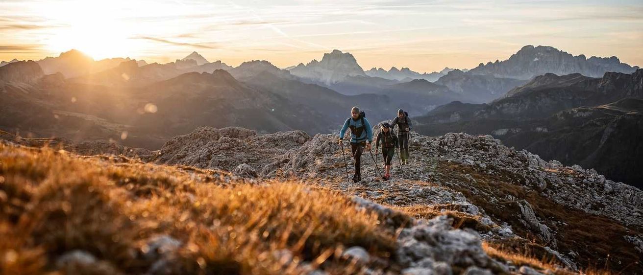 Bild enthält, Bag, Person, Hiking, Outdoors, Backpack, Backpacking, Body Part, Hand, Holding Hands