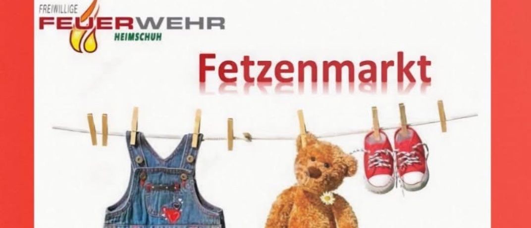 Ein Werbeplakat für die Freiwillige Feuerwehr Heimschuh mit einem Paar Baby-Latzhosen, einem Teddybären und roten Turnschuhen an einer Wäscheleine.
