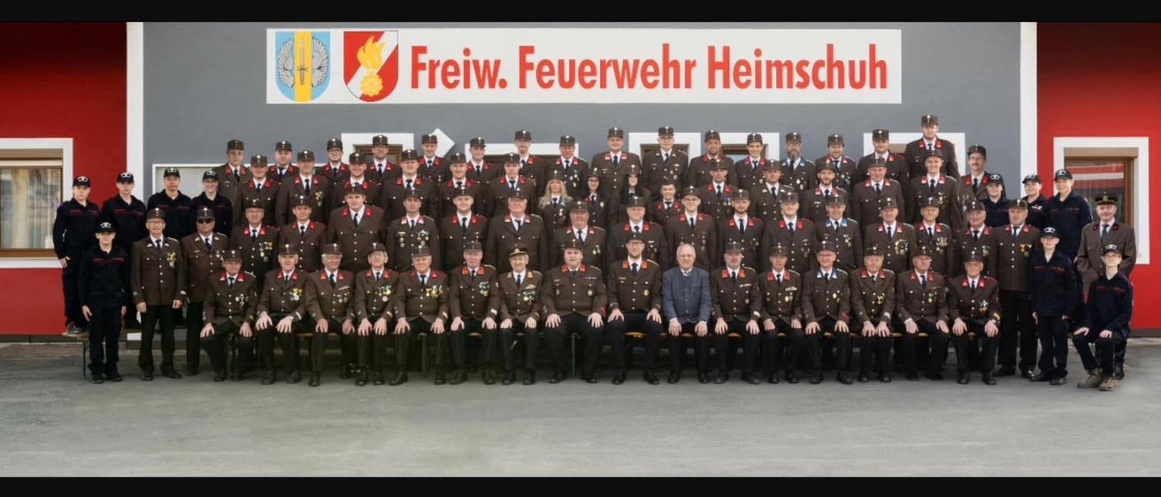 Bild enthält, People, Person, Group Performance, Architecture, Building, Classroom, Indoors, Room, School