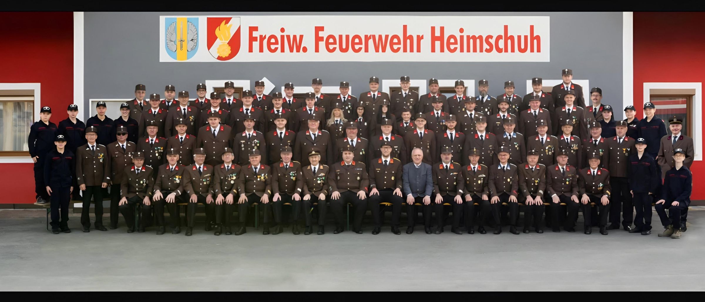 Gruppenfoto der Freiw. Feuerwehr Heimschuh in Uniform vor ihrer Feuerwache.
