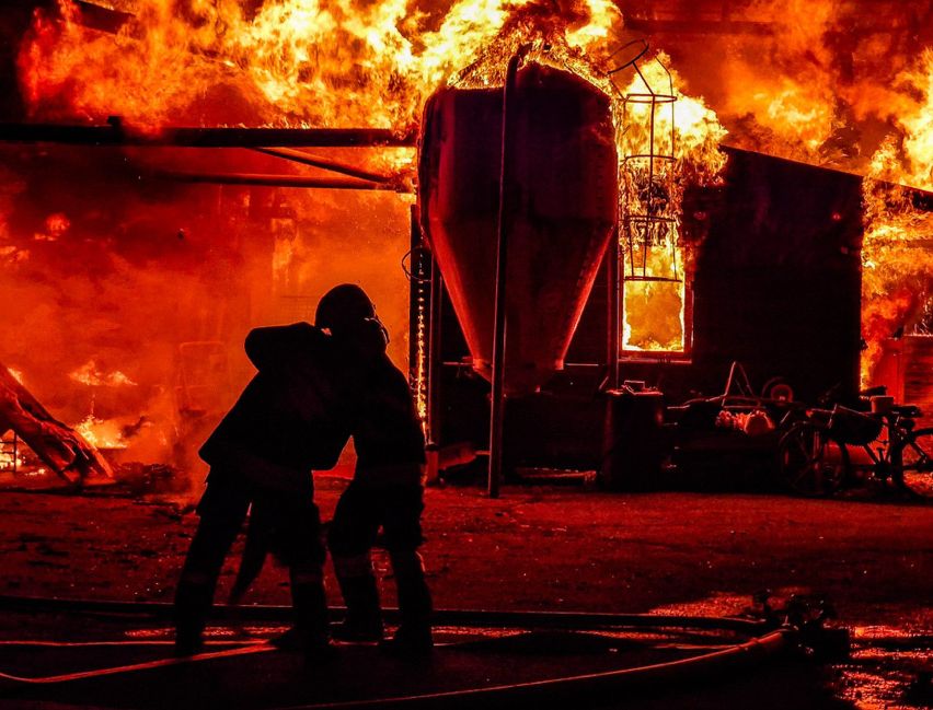 Bild enthält, Person, Fire, Machine, Wheel, Bicycle, Transportation, Vehicle