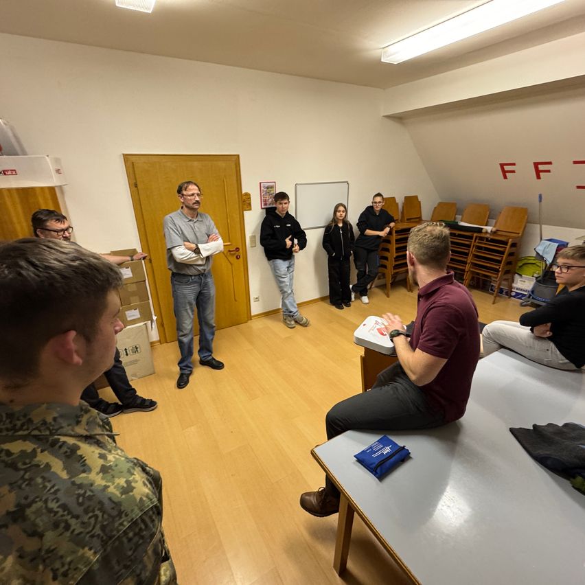 Bild enthält, Plywood, Wood, Hospital, Flooring, Clinic, Person, Adult, Male, Man, Hardwood