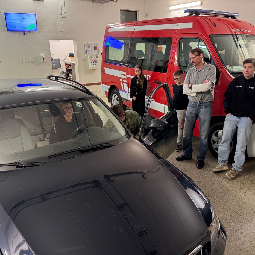 Bild enthält, Boy, Male, Person, Teen, Adult, Man, Car, Shoe, Jeans, Wheel