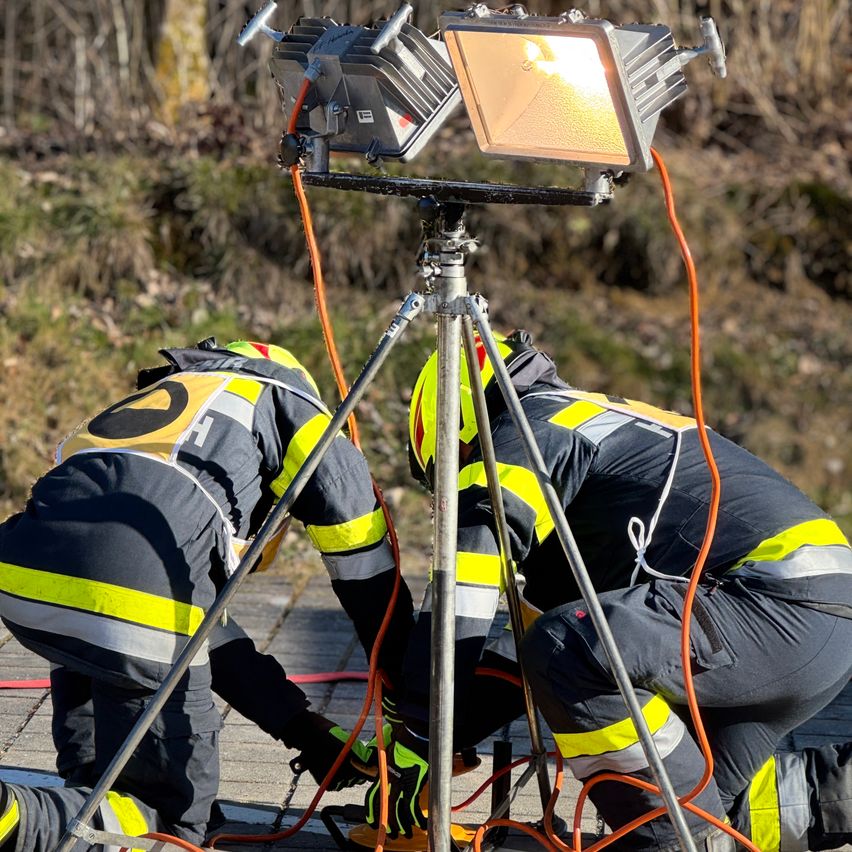 Bild enthält, Person, Worker, Tripod, Adult, Male, Man, Clothing, Hardhat, Helmet, Photography