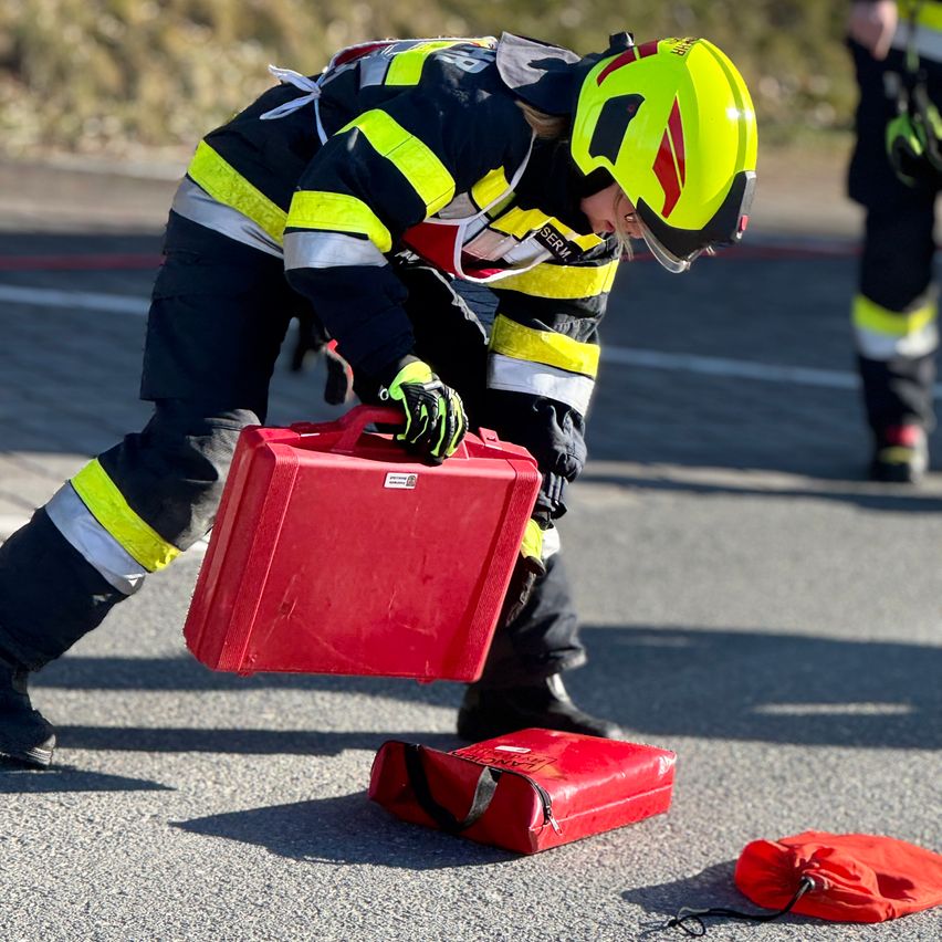 Bild enthält, Helmet, Person, Worker, Clothing, Footwear, Shoe