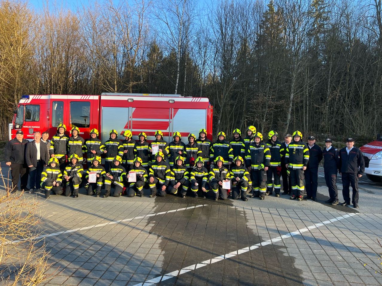 Bild enthält, People, Person, Fire Truck, Transportation, Truck, Vehicle, Car, Fire Station