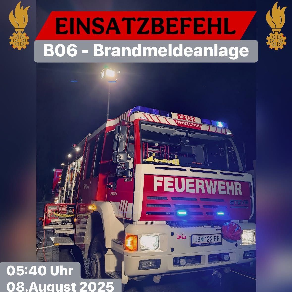 Ein Feuerwehrauto mit eingeschalteten Lichtern steht am Straßenrand. Auf der Vorderseite des Fahrzeugs steht 'Feuerwehr'. Das Kennzeichen lautet 'LB 122 FF'. Das Datum ist der 08. August 2025 und die Uhrzeit ist 05:40 Uhr.