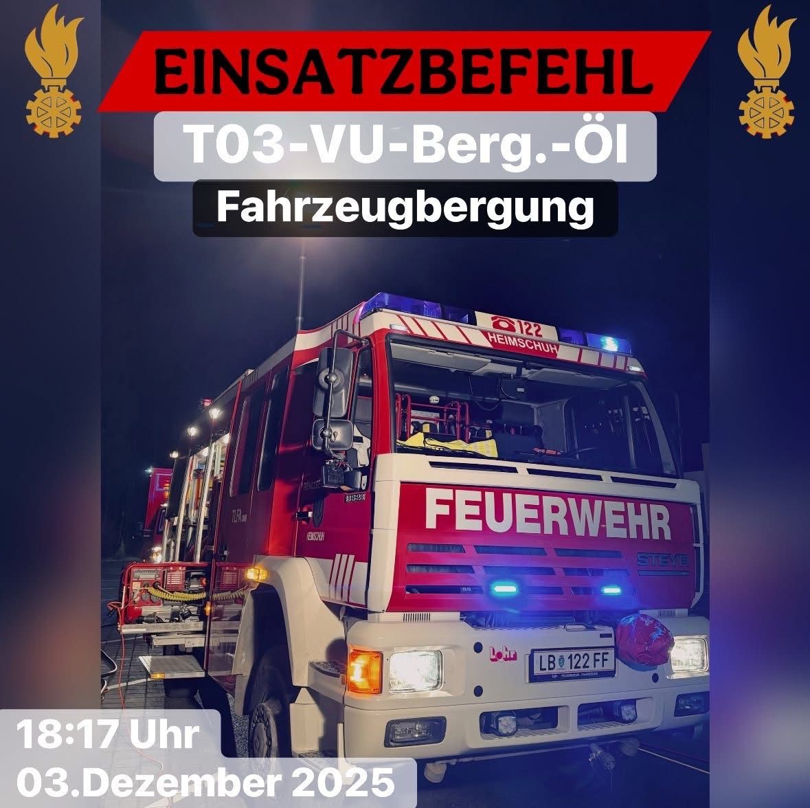 Ein Feuerwehrfahrzeug mit der Nummer 122 auf der Front ist nachts geparkt. Es ist von Lichtern beleuchtet und zeigt das Wort 'FEUERWEHR' auf der Front. Datum und Uhrzeit sind unten links angezeigt.