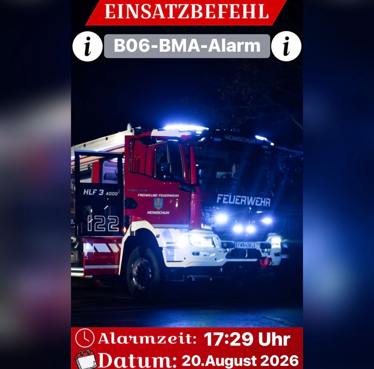 Ein Feuerwehrauto mit eingeschalteten Lichtern ist nachts geparkt. Auf dem LKW steht 'HLF 3 4000' und 'FEUERWEHR'. Das Bild zeigt auch die Alarmzeit von 17:29 und das Datum vom 20. August 2026.