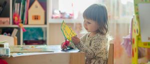 Bild enthält, Person, Reading, Child, Female, Girl, Furniture, Face, Portrait, Bookcase, Table