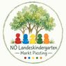 Illustration von fünf Kindern, die unter einem Baum sitzen, mit dem Text 'NÖ Landeskindergarten - Markt Piesting'. Die Kinder sind in verschiedenen Farben und der Baum ist grün.