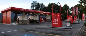 Bild enthält, Machine, Pump, Gas Station, Car, Transportation, Vehicle, Gas Pump